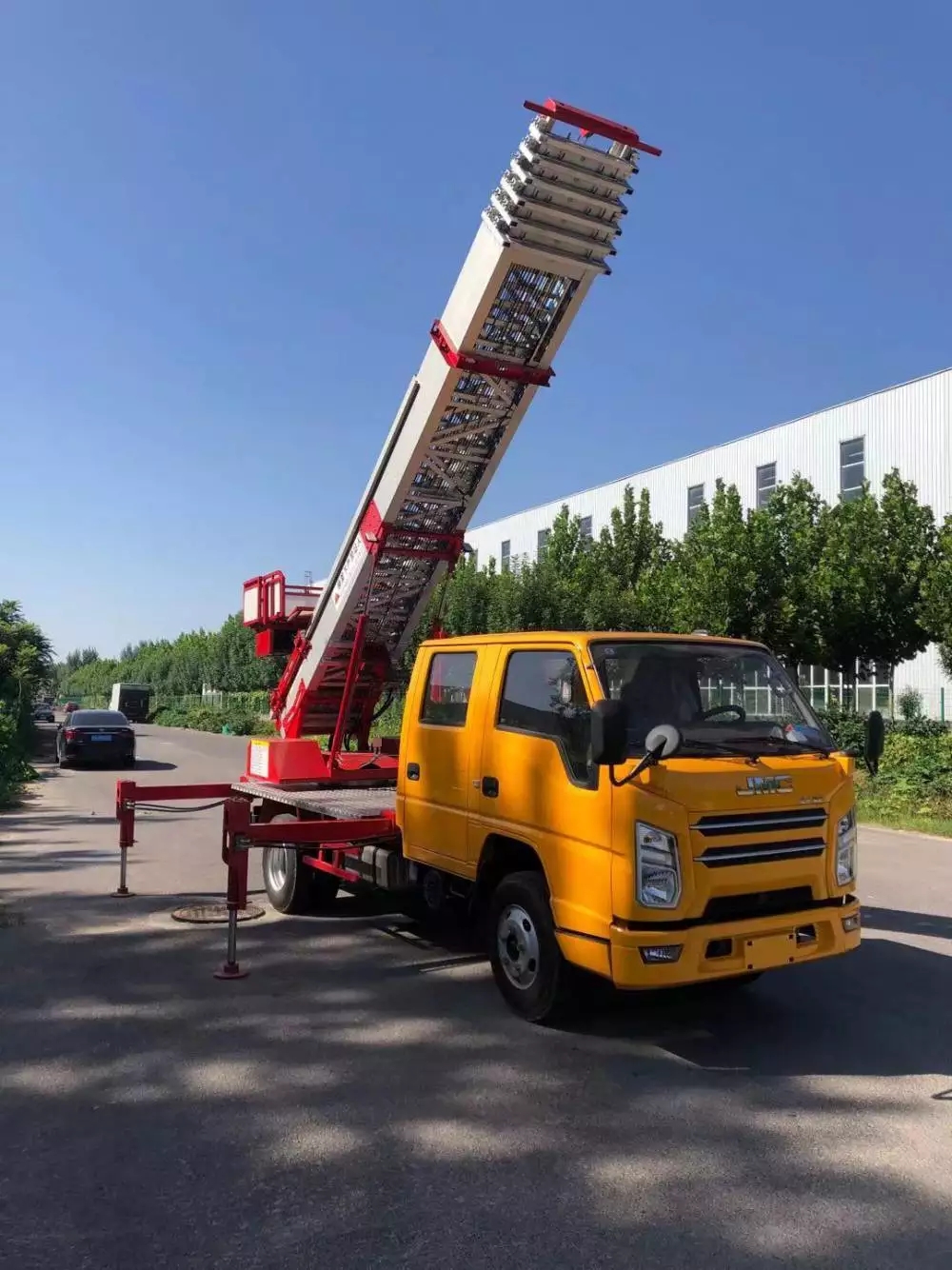 大英附近的云梯车出租服务：轻松解决高空作业需求